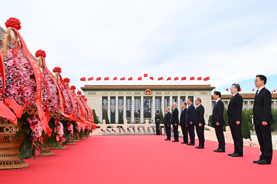 9月30日上午,党和国家领导人习近平、李强、赵乐际、王沪宁、蔡奇、丁薛祥、李希、韩正等来到北京天安门广场,出席烈士纪念日向人民英雄敬献花篮仪式。 9月30日上午,党和国家领导人习近平、李强、赵乐际、王沪宁、蔡奇、丁薛祥、李希、韩正等来到北京天安门广场,出席烈士纪念日向人民英雄敬献花篮仪式。