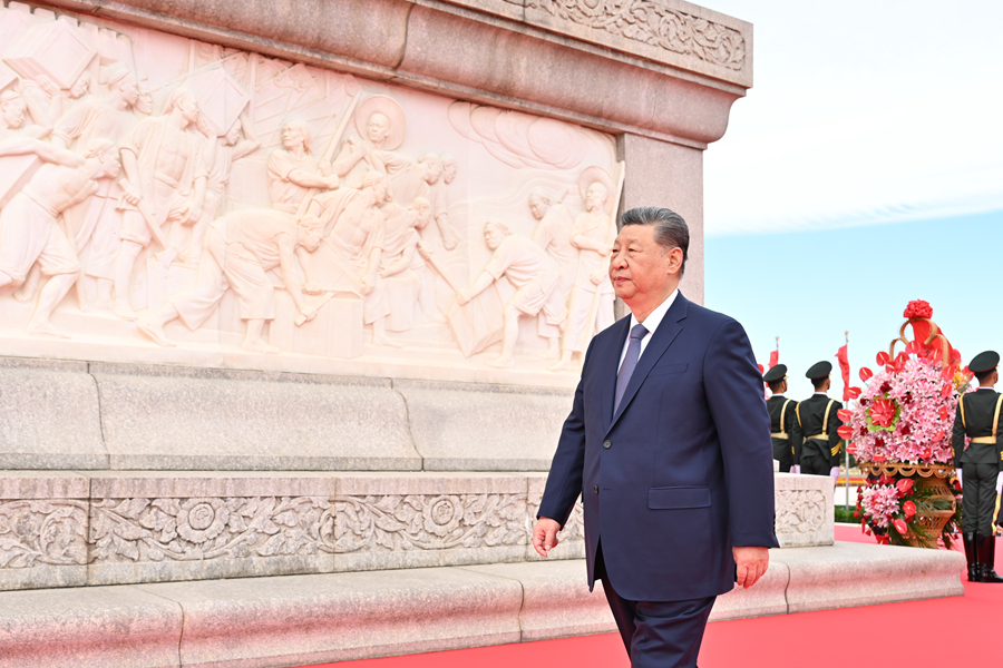 9月30日上午,党和国家领导人习近平、李强、赵乐际、王沪宁、蔡奇、丁薛祥、李希、韩正等来到北京天安门广场,出席烈士纪念日向人民英雄敬献花篮仪式。这是习近平瞻仰人民英雄纪念碑。 9月30日上午,党和国家领导人习近平、李强、赵乐际、王沪宁、蔡奇、丁薛祥、李希、韩正等来到北京天安门广场,出席烈士纪念日向人民英雄敬献花篮仪式。这是习近平瞻仰人民英雄纪念碑。