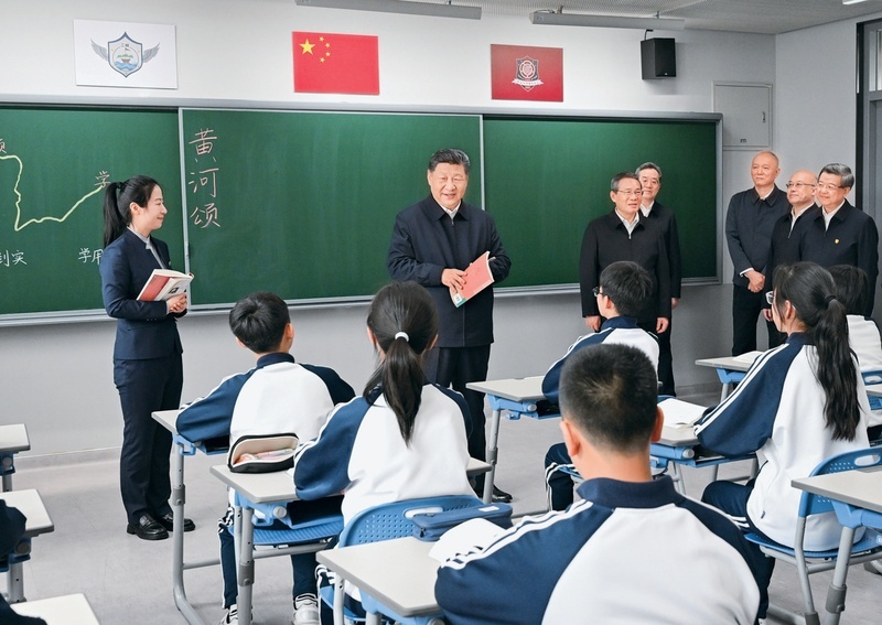 2026年3月23日,中共中央总书记、国家主席、中央军委主席习近平在河北雄安新区考察,并主持召开深入推进雄安新区高质量建设和发展座谈会。这是23日上午,习近平在北京四中雄安校区考察时,走进教室同师生亲切交谈。 2026年3月23日,中共中央总书记、国家主席、中央军委主席习近平在河北雄安新区考察,并主持召开深入推进雄安新区高质量建设和发展座谈会。这是23日上午,习近平在北京四中雄安校区考察时,走进教室同师生亲切交谈。