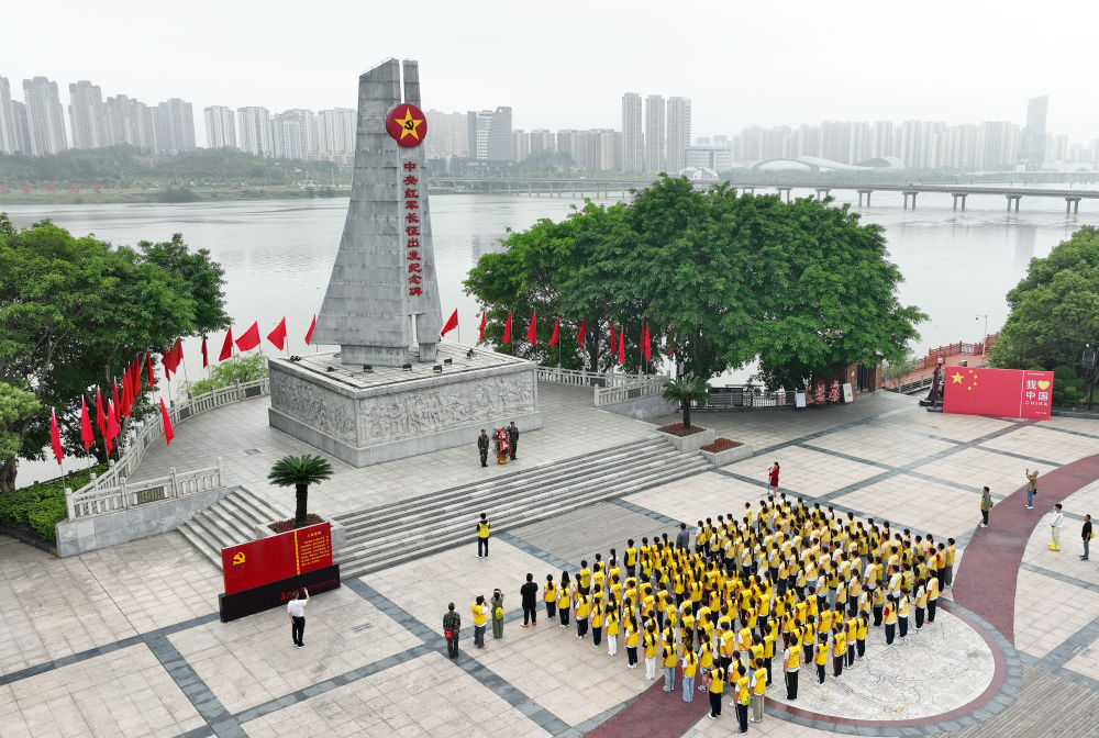 参加研学活动的学生在江西于都中央红军长征出发纪念碑前参加纪念活动(2026年4月16日摄,无人机照片)。 参加研学活动的学生在江西于都中央红军长征出发纪念碑前参加纪念活动(2026年4月16日摄,无人机照片)。