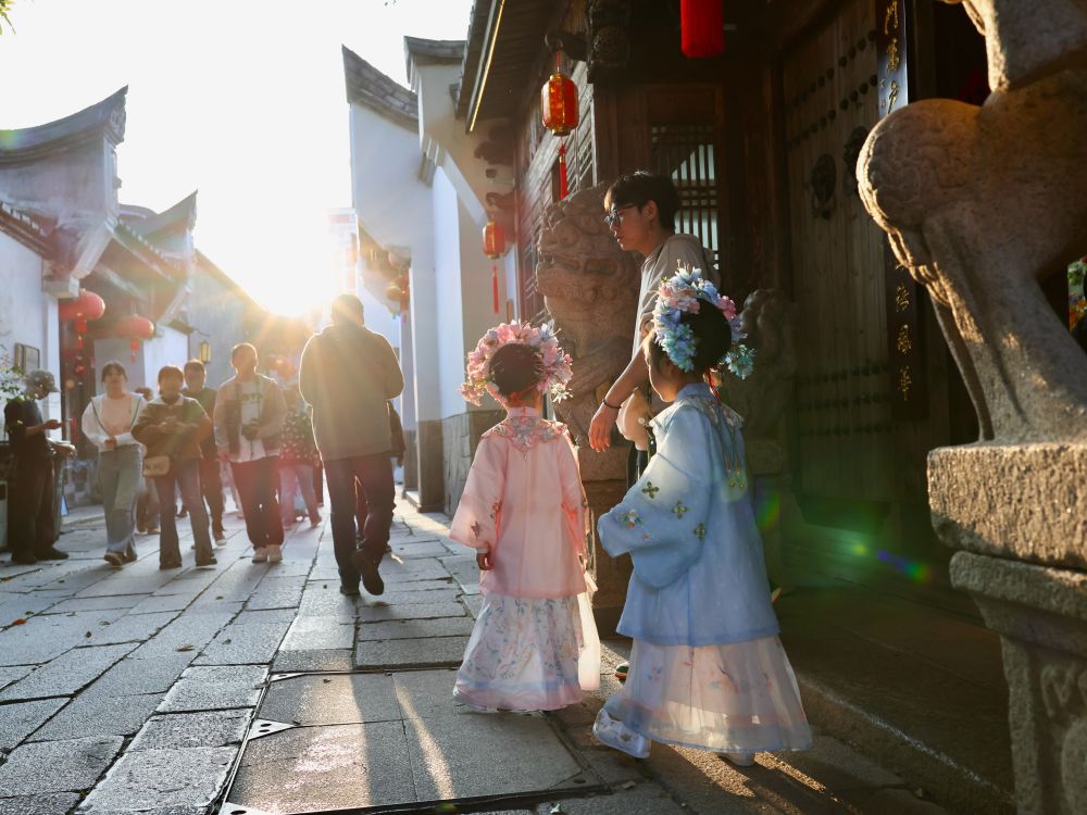 2026年2月21日,头戴簪花的女孩在福州三坊七巷传统街区游玩。 2026年2月21日,头戴簪花的女孩在福州三坊七巷传统街区游玩。