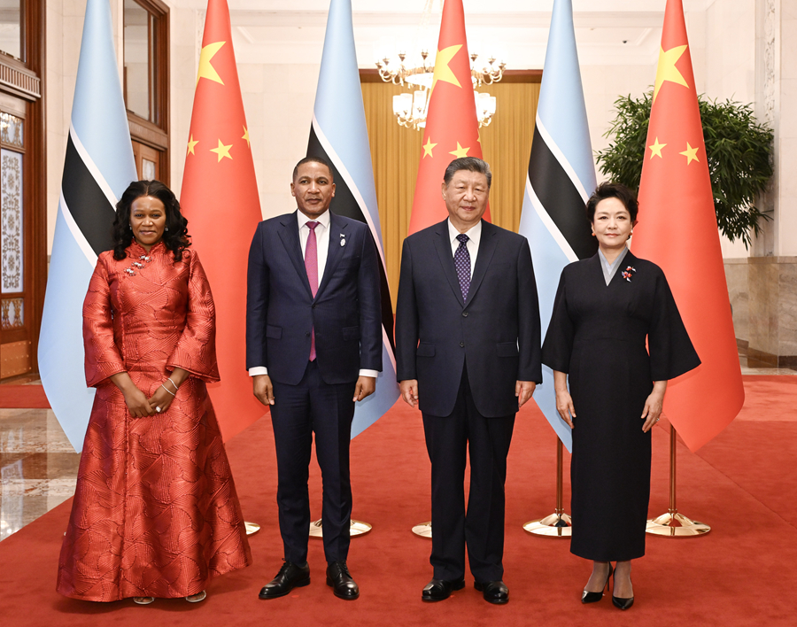 10月13日下午,国家主席习近平在北京人民大会堂同来华进行国事访问的博茨瓦纳总统博科举行会谈。这是会谈前,习近平和夫人彭丽媛在人民大会堂北大厅为博科和夫人卡奥内举行欢迎仪式。 10月13日下午,国家主席习近平在北京人民大会堂同来华进行国事访问的博茨瓦纳总统博科举行会谈。这是会谈前,习近平和夫人彭丽媛在人民大会堂北大厅为博科和夫人卡奥内举行欢迎仪式。