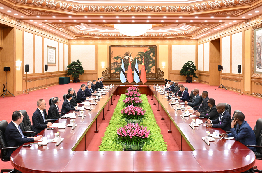 10月13日下午,国家主席习近平在北京人民大会堂同来华进行国事访问的博茨瓦纳总统博科举行会谈。 10月13日下午,国家主席习近平在北京人民大会堂同来华进行国事访问的博茨瓦纳总统博科举行会谈。