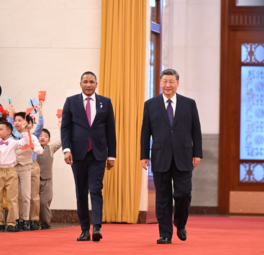 10月13日下午,国家主席习近平在北京人民大会堂同来华进行国事访问的博茨瓦纳总统博科举行会谈。这是会谈前,习近平在人民大会堂北大厅为博科举行欢迎仪式。 10月13日下午,国家主席习近平在北京人民大会堂同来华进行国事访问的博茨瓦纳总统博科举行会谈。这是会谈前,习近平在人民大会堂北大厅为博科举行欢迎仪式。