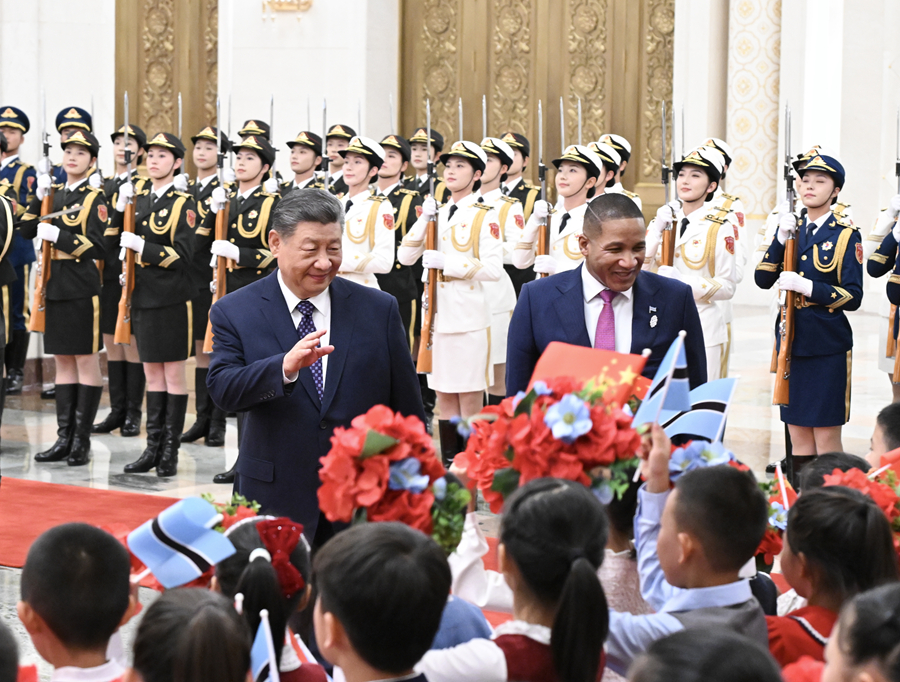 10月13日下午,国家主席习近平在北京人民大会堂同来华进行国事访问的博茨瓦纳总统博科举行会谈。这是会谈前,习近平在人民大会堂北大厅为博科举行欢迎仪式。 10月13日下午,国家主席习近平在北京人民大会堂同来华进行国事访问的博茨瓦纳总统博科举行会谈。这是会谈前,习近平在人民大会堂北大厅为博科举行欢迎仪式。