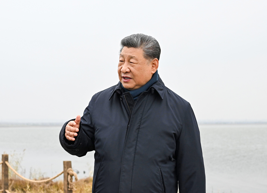 10月16日，中共中央总书记、国家主席、中央军委主席习近平在内蒙古自治区乌兰察布市考察。这是习近平在察哈尔右翼前旗的黄旗海自然保护区考察。