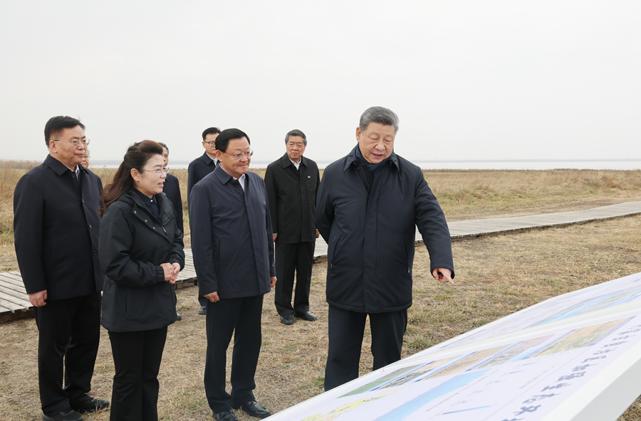 10月16日，中共中央总书记、国家主席、中央军委主席习近平在内蒙古自治区乌兰察布市考察。这是习近平在察哈尔右翼前旗的黄旗海自然保护区考察。