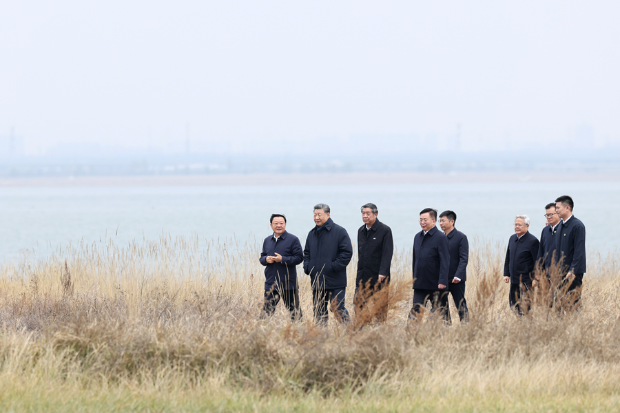 10月16日，中共中央总书记、国家主席、中央军委主席习近平在内蒙古自治区乌兰察布市考察。这是习近平在察哈尔右翼前旗的黄旗海自然保护区考察。