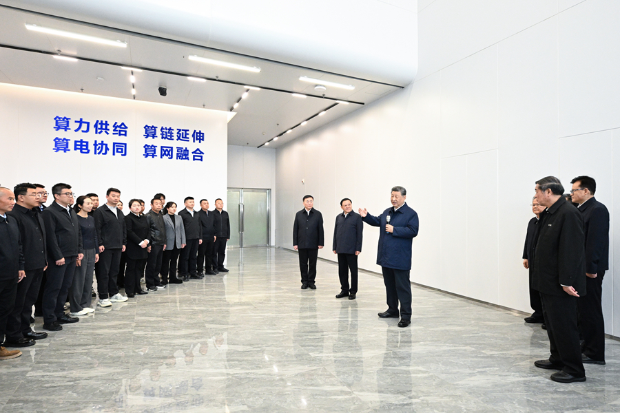 10月16日，中共中央总书记、国家主席、中央军委主席习近平在内蒙古自治区乌兰察布市考察。这是习近平在察哈尔高新技术开发区考察时，同有关算力中心项目负责人、技术人员、察哈尔高新区工作人员等亲切交流。