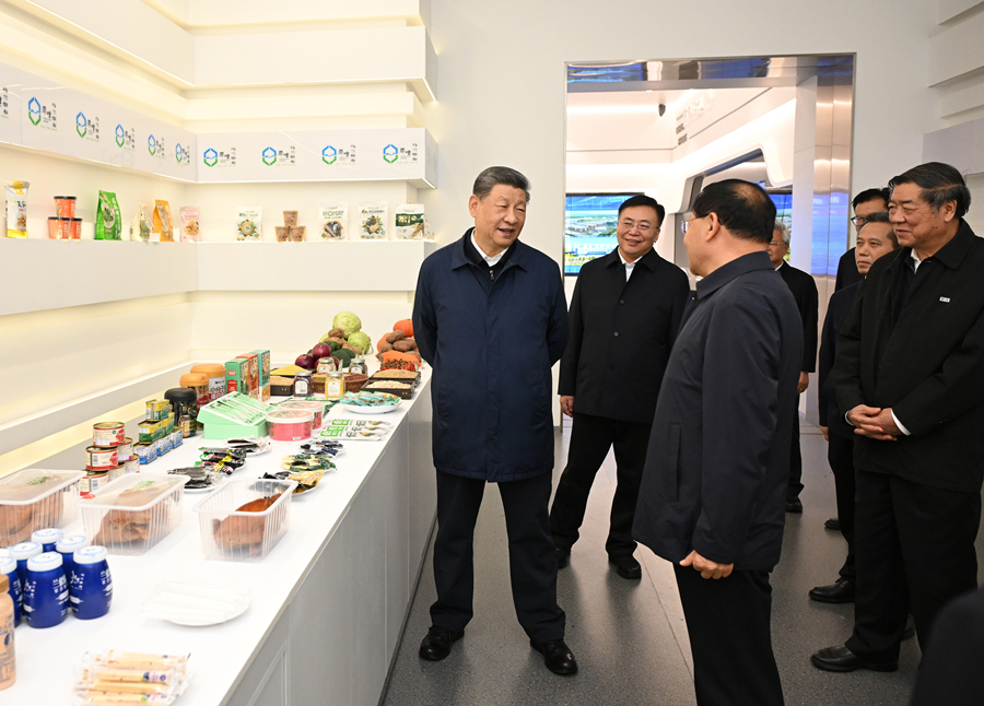 10月16日，中共中央总书记、国家主席、中央军委主席习近平在内蒙古自治区乌兰察布市考察。这是习近平在察哈尔高新技术开发区考察时，察看当地特色农牧产品展示。