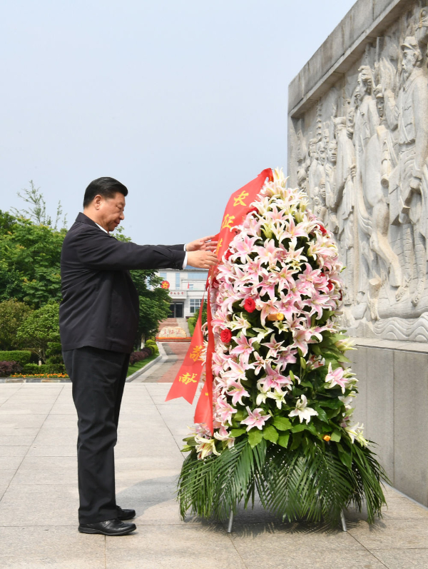 2019年5月,习近平总书记来到江西赣州市于都县,向中央红军长征出发纪念碑敬献花篮。 2019年5月,习近平总书记来到江西赣州市于都县,向中央红军长征出发纪念碑敬献花篮。
