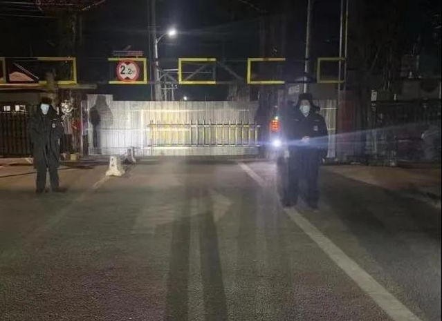高丽营镇金马工业区工作人员在值守。