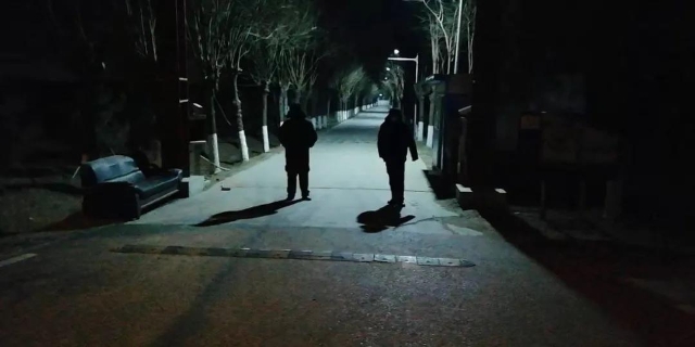 高丽营镇张喜庄村志愿者在村口巡查。
