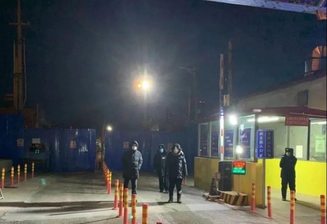 仁和镇河南村工作人员在封闭卡口值守。