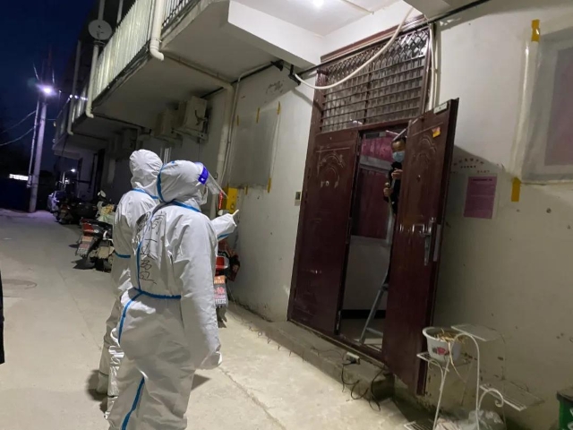 南法信镇西杜兰村包村干部提示村民寒冷天气注意用火用电用气安全。