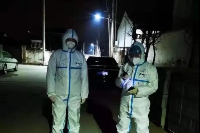 　北小营镇后礼务村驻村专班人员夜间巡逻，了解村民居家隔离情况。