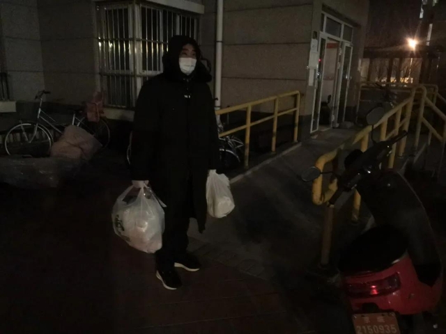 后沙峪镇后沙峪村工作人员为居家观察人员提供服务。