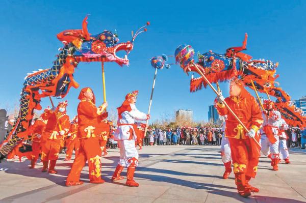 2023年春节期间，漷县镇张庄龙灯在运河文化广场表演。