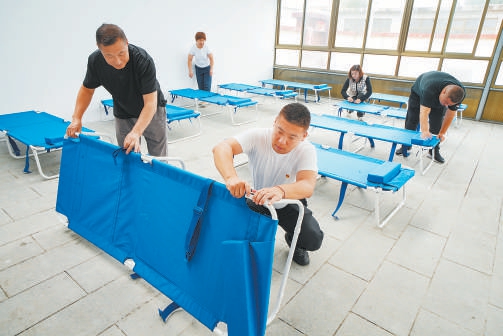 最近京城雨水偏多，李建锋和村委工作人员提前搭建起临时安置点，以防万一。