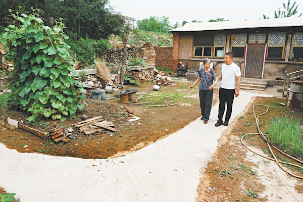 党员筑起山村曹玉青老人家院内土路遇雨泥泞致老人摔伤，李建锋组织村委工作人员，为老人修建防滑硬化步道。防汛路