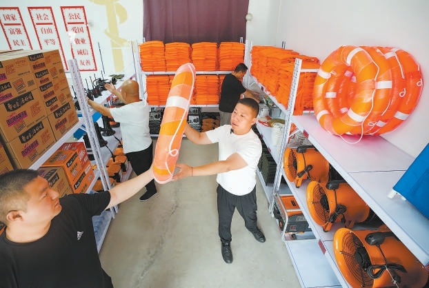 退伍军人李建锋延续军营作风，将全部防汛物资按取用顺序规整摆放，保证应急时刻能够快速拿取。