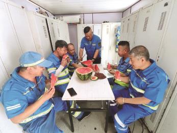 暑热无惧 关爱有加 用“清凉服务”守护高温下的坚守