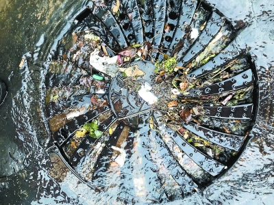 旋流井盖由20个叶片组成旋流结构。当雨水流经井盖时，水从孔隙流入井内，杂物则被滞留在井盖的表面。