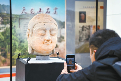 2月12日，在牛年春晚登台的回归国宝天龙山石窟第8窟北壁主尊佛首亮相北京鲁迅博物馆。