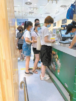 排队结账的人一多，顾客们就常忽视了脚下的“一米线”。