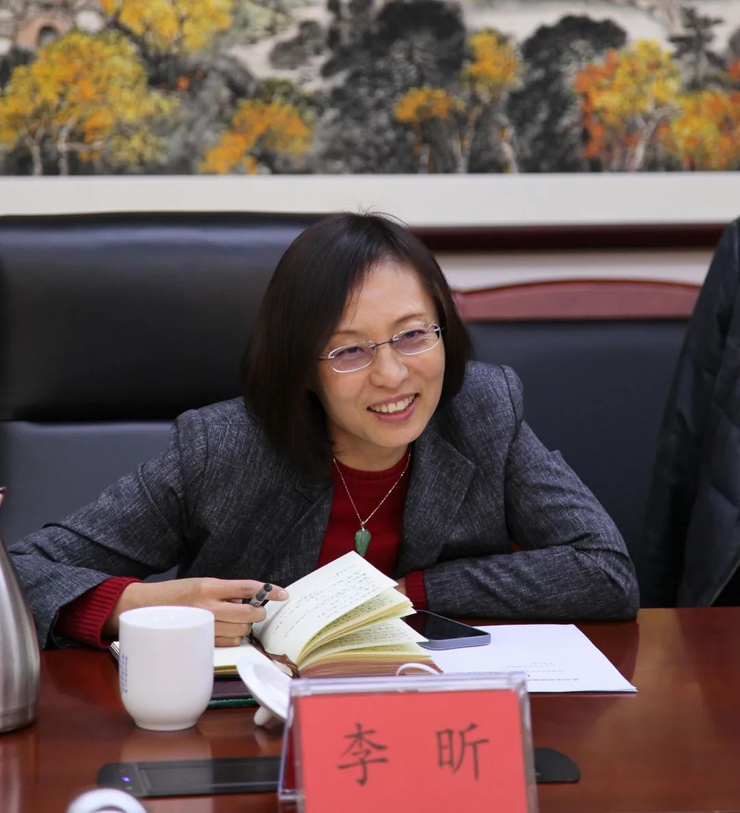 李昕主任对江亿院士表示了感谢,并谈到江院士的建议符合北京实现碳