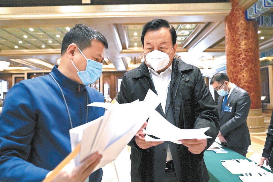 3月3日，出席十三届全国人大五次会议的北京代表团代表陆续来到北京会议中心驻地报到。