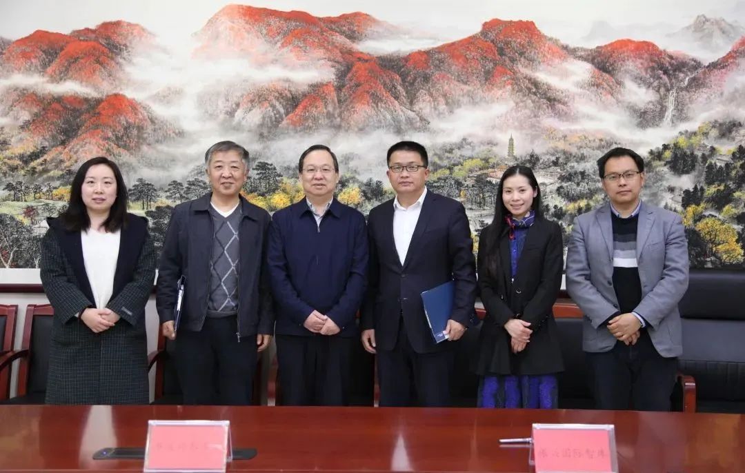市政府参事室与振兴国际智库签订战略合作框架协议