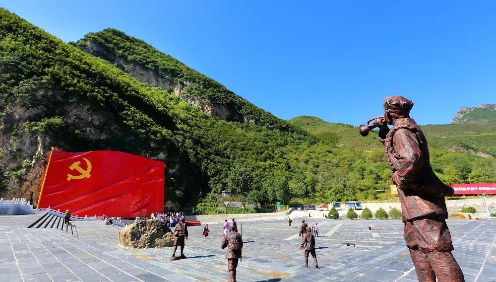 霞云岭乡堂上村党旗广场