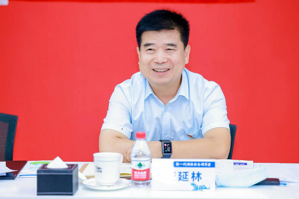 科技部火炬中心党委委员、副主任、第三党支部书记盛延林发言