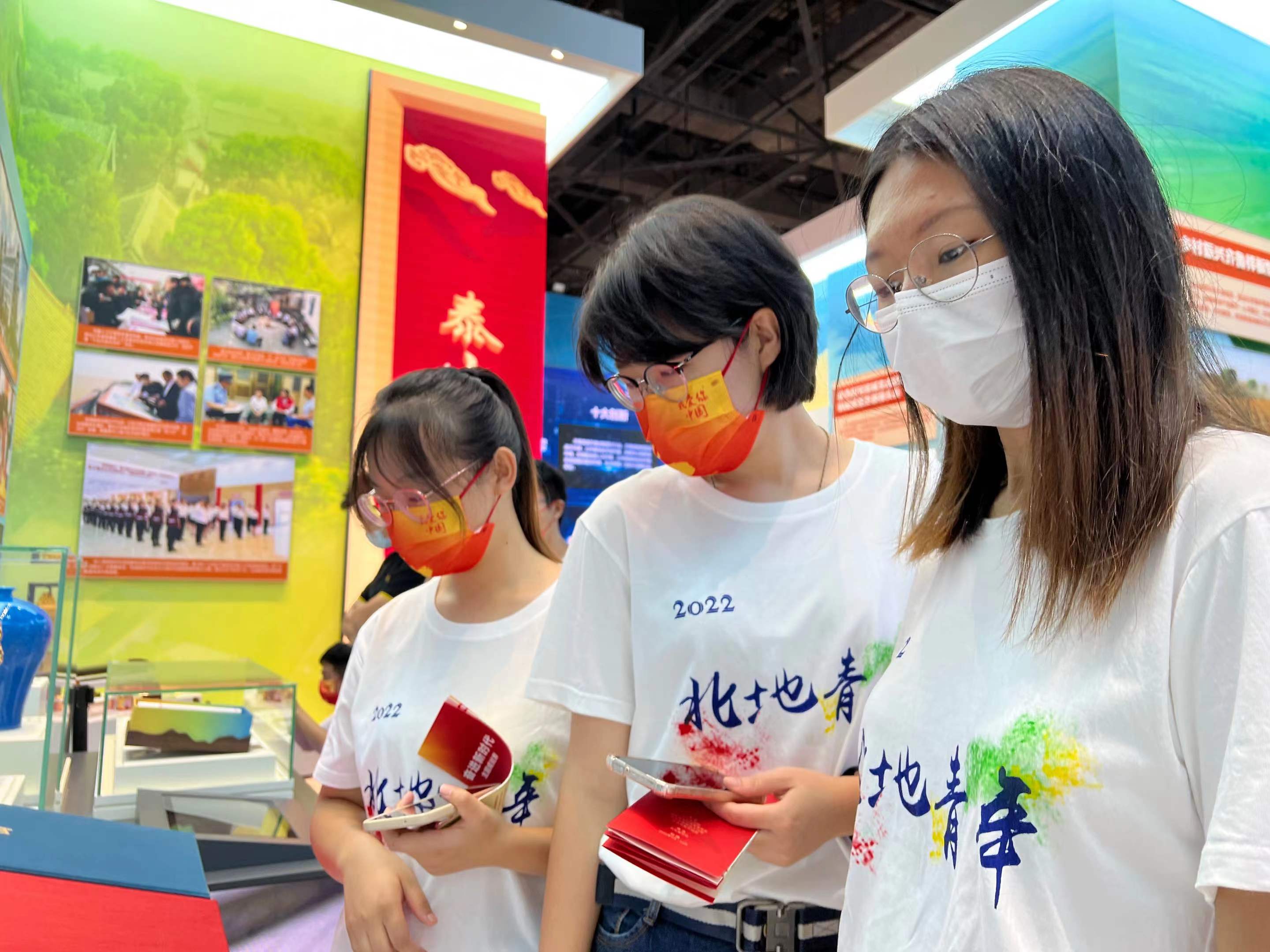 首都大学生乐享国庆假期 上好行走的"大思政课"