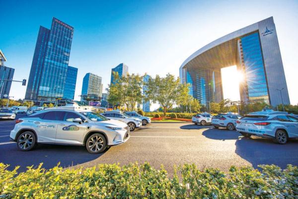 自动驾驶出租车行驶在经开区道路上