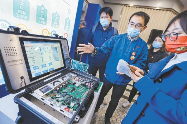 参观者了解地铁闸机乘客通行控制板测试装置。