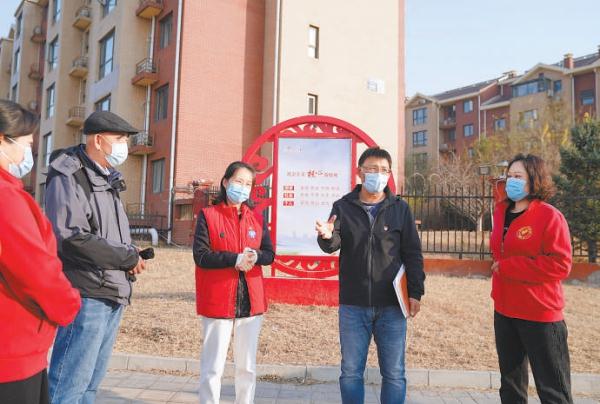 为破解基层诉求，丰台区创新建立“治理书记”机制，选派机关干部到问题最突出的社区蹲点攻坚、集中破题。图为蹲点云岗街道珠光逸景社区的“治理书记”唐汝育（右二），与社区工作人员、居民共同商议社区内的小路难题如何解决。