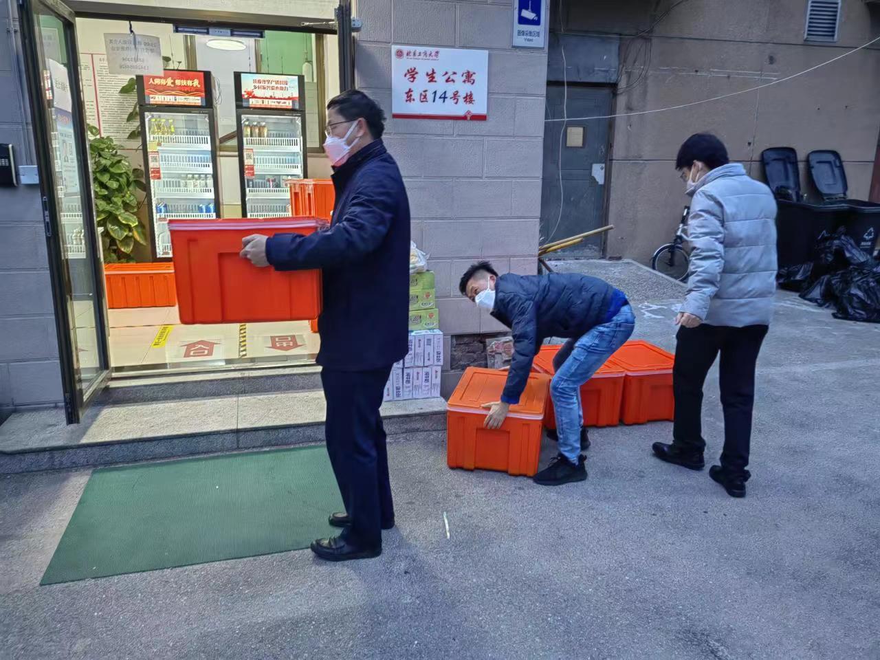 思政课教师为学生送餐
