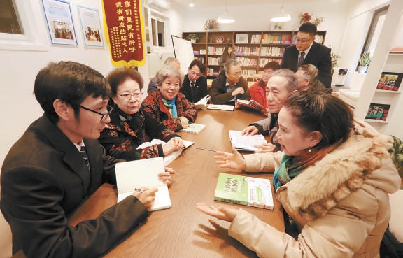 朝阳劲松北社区“美好会客厅”是居民提出诉求的地方，更是矛盾化解中心。图为物业安保和绿化负责人王涛（左一）记录居民提出的冬季植物养护和停车建议。