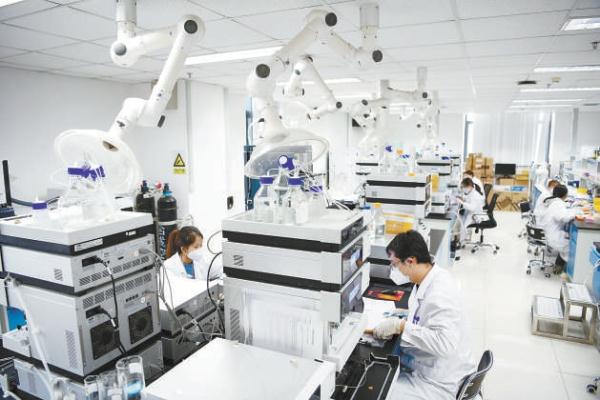 位于北京经开区的北京神州细胞生物技术集团股份公司的质控实验室内，科研人员正在紧张工作。
