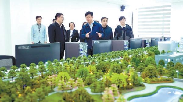 北京工业大学环保自动化团队师生调研污水处理厂。