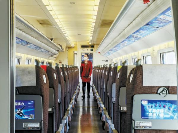 乘务员在试运行列车上做常规检查，为迎接旅客做好准备。