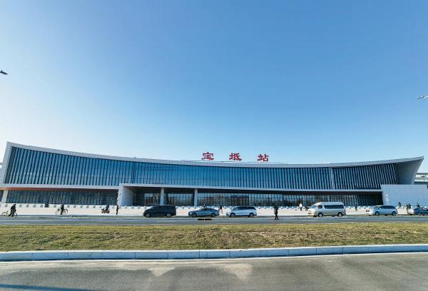 简洁古朴的宝坻站站房外形汲取中国古典建筑“起翘”“飞檐”的手法，形成上升立面造型，展示城市活力。