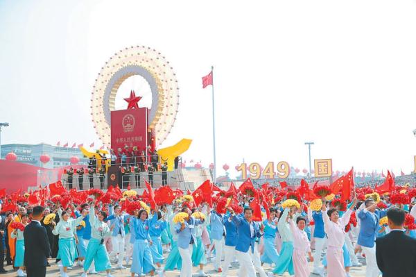 2019年10月1日，市政协委员参加庆祝中华人民共和国成立70周年大会群众游行。