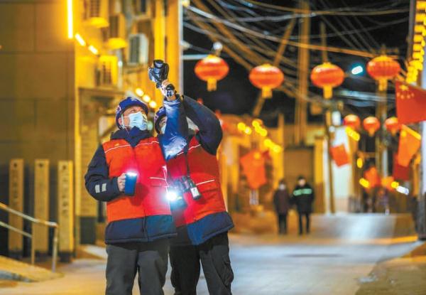 国网北京昌平供电公司员工在十三陵镇仙人洞村对10千伏线路开展巡视测温，保障居民春节期间用电安全稳定。