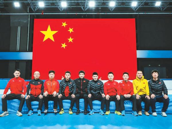 中国速滑队男子短距离组（左二为李卫，左五为高亭宇）。