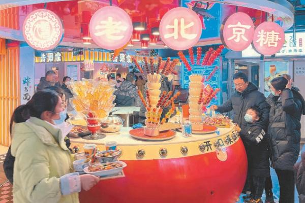 1月28日晚，王府井商圈一处美食广场食客络绎不绝。