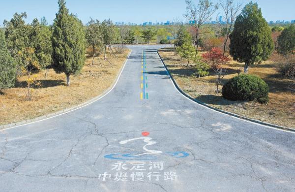 2022年秋季，永定河中堤环形路初现雏形。这条路将于2023年“五一”前全线开放。