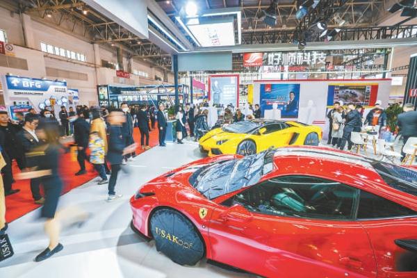 2月11日，中国国际展览中心（顺义馆）2023年首展开幕，展厅内参观者络绎不绝。